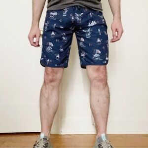 Travis Mathew Men’s Boardshorts Size 33 Flag Sweet Land of Beer